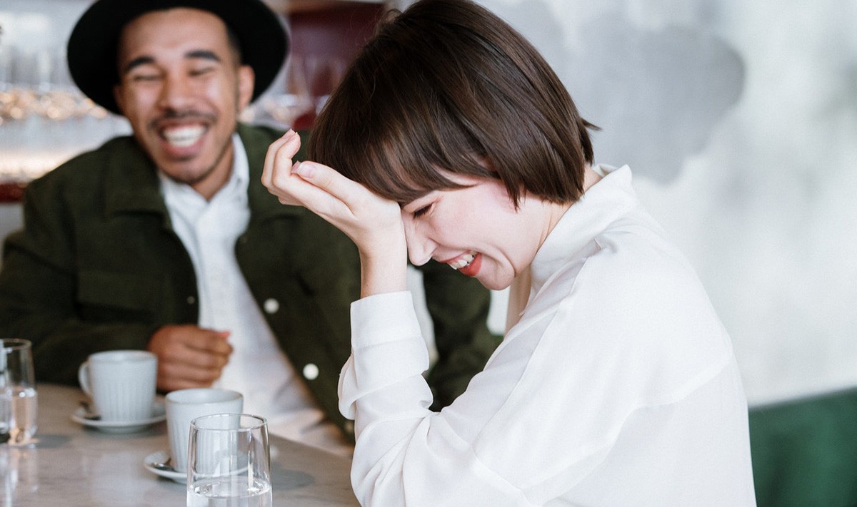 Woman forgets person's name and has to ask if they can repeat their name in Spanish.