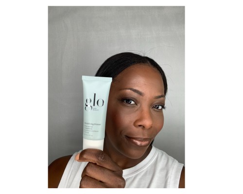 Mattifying Primer wear test. A woman models the mattifying effect of a primer, showing reduced shine and a smooth, even skin tone, ideal for oily skin.