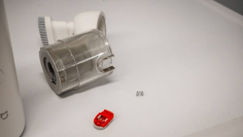 Handheld vacuum cleaner with broken dust cup