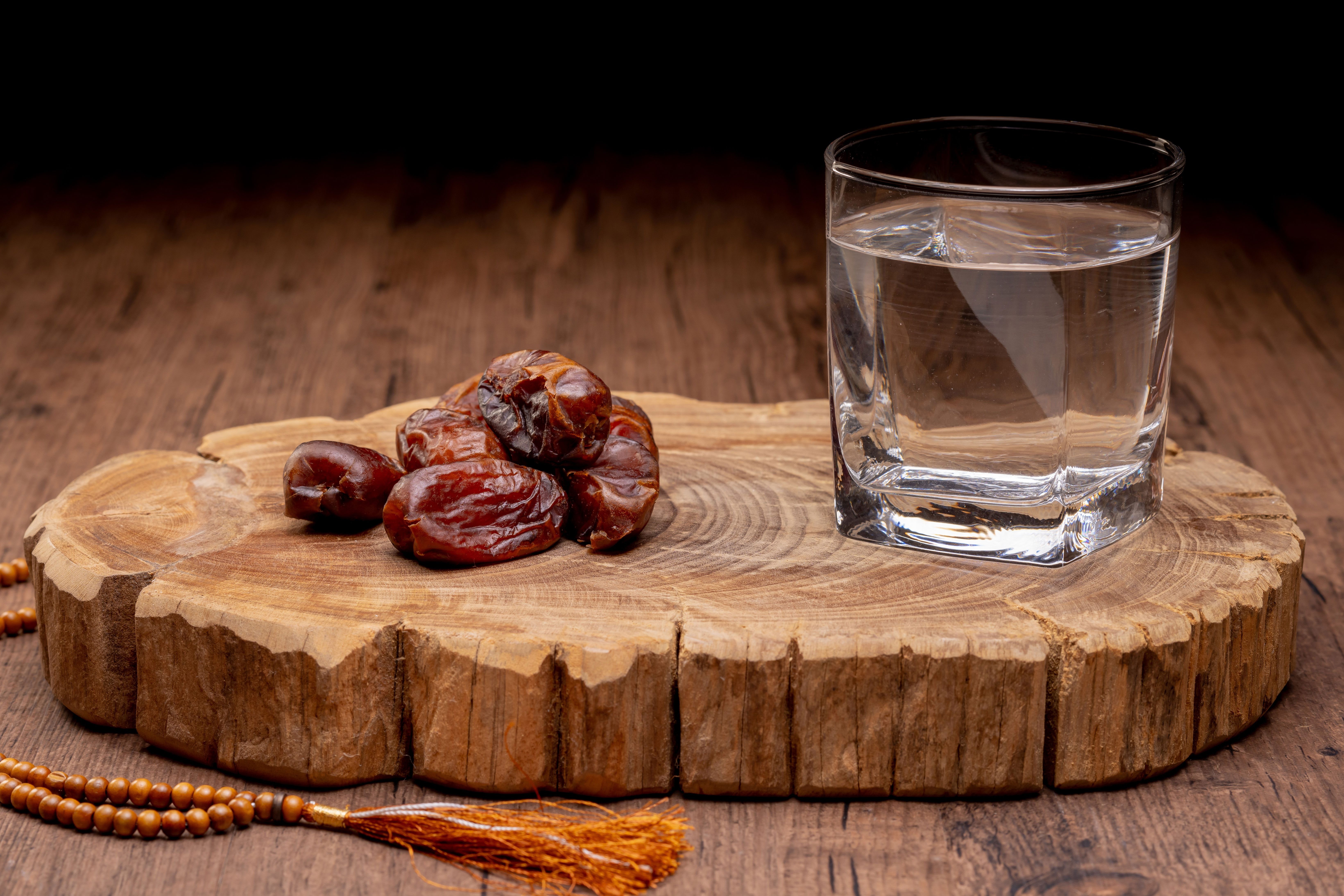 Dates and water to break the fast at Iftar