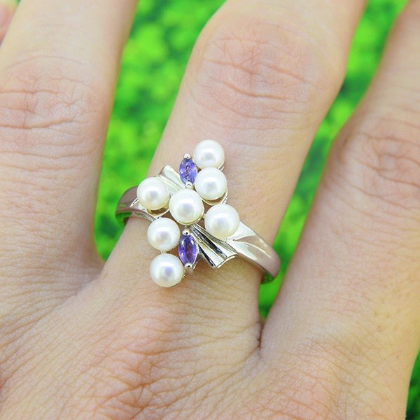 Pearl and iolite ring