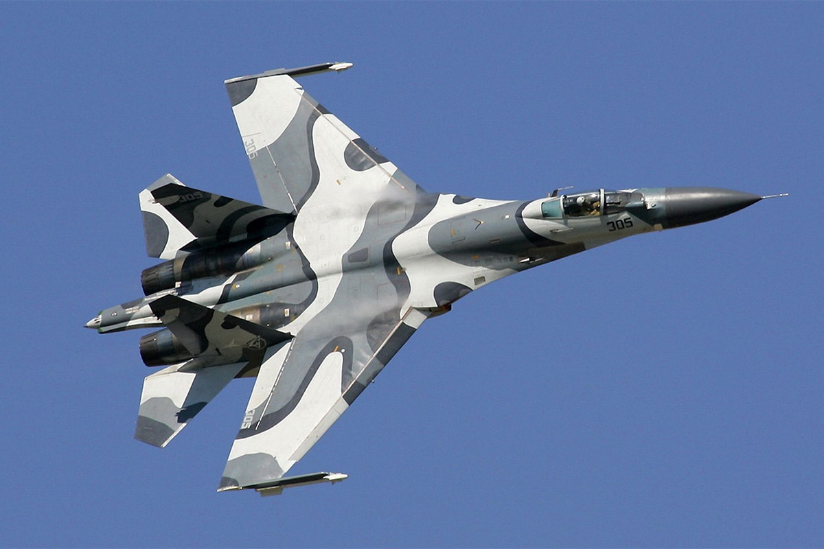 Fighter jet banking in flight, showcasing the exceptional maneuverability of a Sukhoi Su-27 during the MAKS-2005 airshow