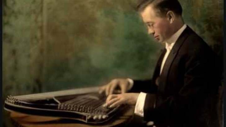 Takashi Ochi playing the Zither