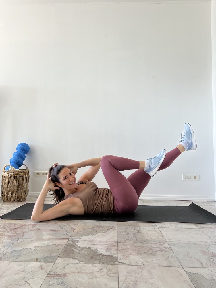 Woman doing bicycle crunches as part of tabata exercise