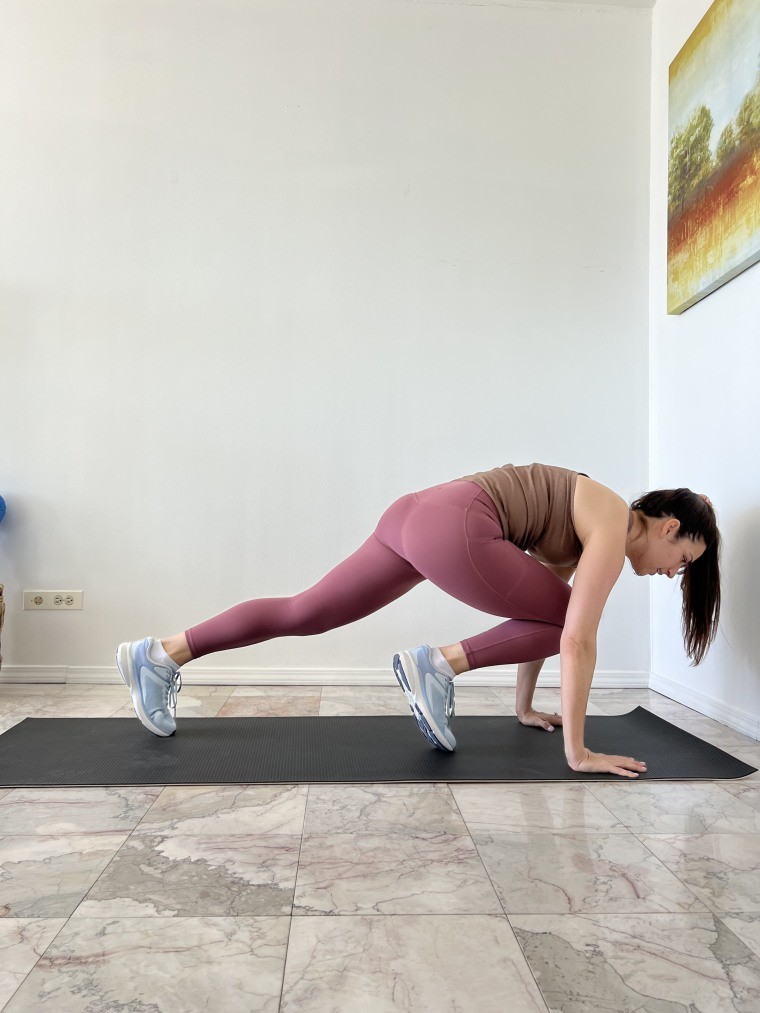 Woman doing mountain climbers as part of a tabata workout