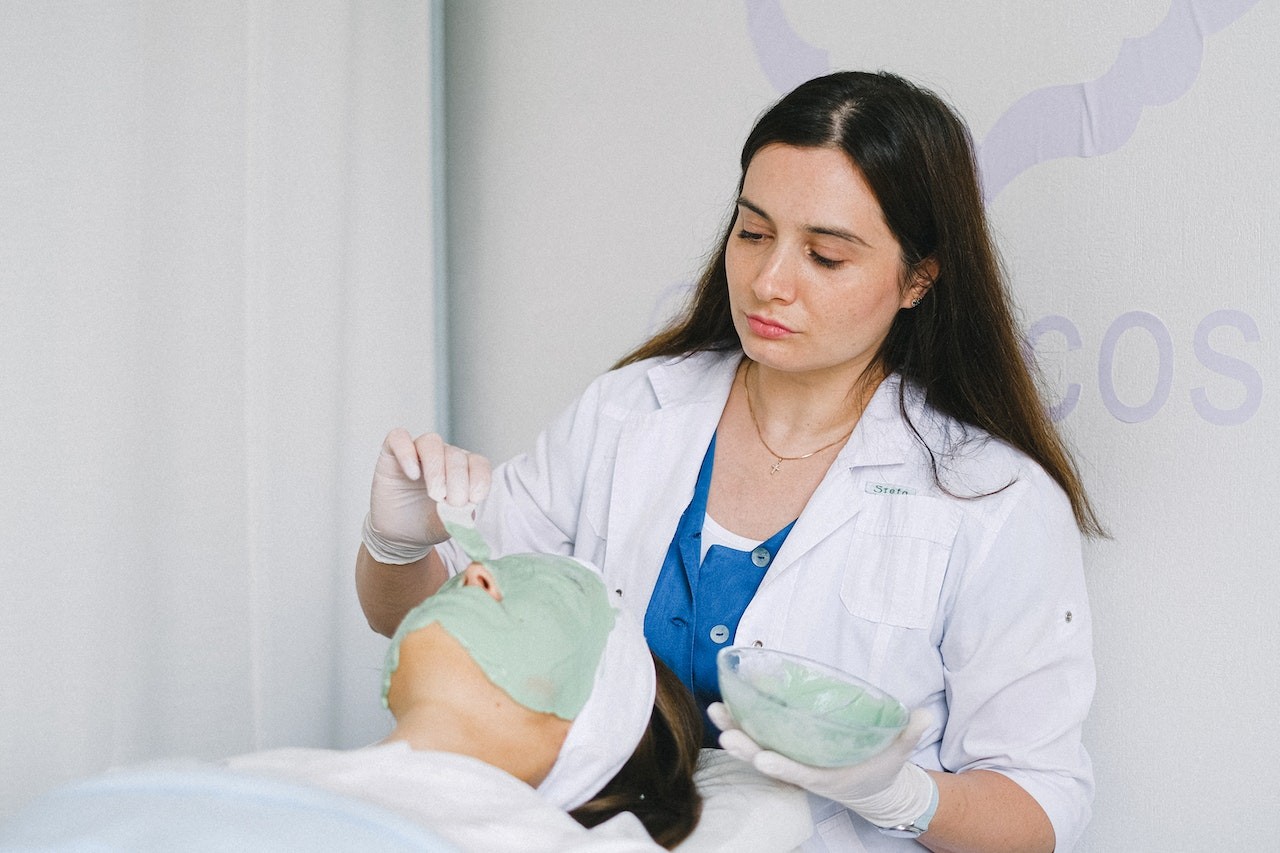 cosmetologist-applying-makeup-what-is-vocational-training