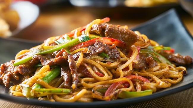 A side-by-side comparison of chop suey and chow mein, highlighting the differences in noodle preparation and sauce consistency.